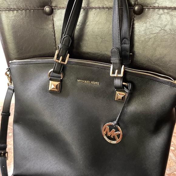 Michael Kors large black bag. Excellent condition no tears or marks on it - Picture 4 of 12